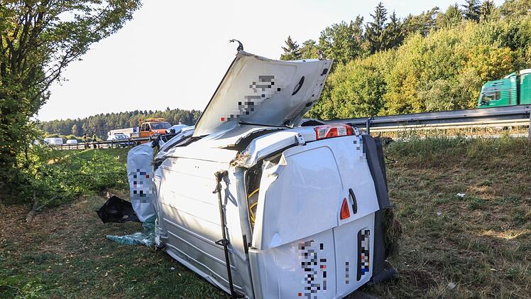 Wegen eines Unfalls ist die A70  derzeit gesperrt. Auf H&ouml;he der Anschlussstelle Stadelhofen in Richtung Bayreuth hat sich ein Klein-Lkw &uuml;berschlagen.  Foto: News5/Merzbach