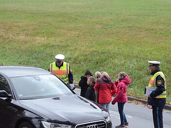 Ein seltenes Bild: Die Polizei ist mit Kindern unterwegs und erklärt den Autofahrern, was sie richtig oder falsch gemacht haben.K.-H. Hofmann