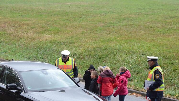 Ein seltenes Bild: Die Polizei ist mit Kindern unterwegs und erklärt den Autofahrern, was sie richtig oder falsch gemacht haben.K.-H. Hofmann