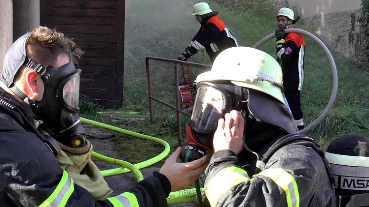 Die Kameraden helfen sich gegenseitig beim Anlegen der Maske, wie hier bei einer Übung am Stadtfeuerwehrtag in Eltmann.Christian Licha