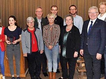 Die Vereinsehrungen mit (von links) TSV-Vorsitzendem Manfred Zapf, Sandra Dörfler, Julia Brawansky, Monika Friedrich, Alfred Baumgärtner, Elena Dörfler, Carola Fischer, Bürgermeister Günther Hübner, Martin Dörfler und André Opel Fotos: Werner Reißaus
