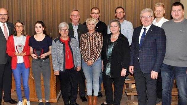 Die Vereinsehrungen mit (von links) TSV-Vorsitzendem Manfred Zapf, Sandra Dörfler, Julia Brawansky, Monika Friedrich, Alfred Baumgärtner, Elena Dörfler, Carola Fischer, Bürgermeister Günther Hübner, Martin Dörfler und André Opel Fotos: Werner Reißaus