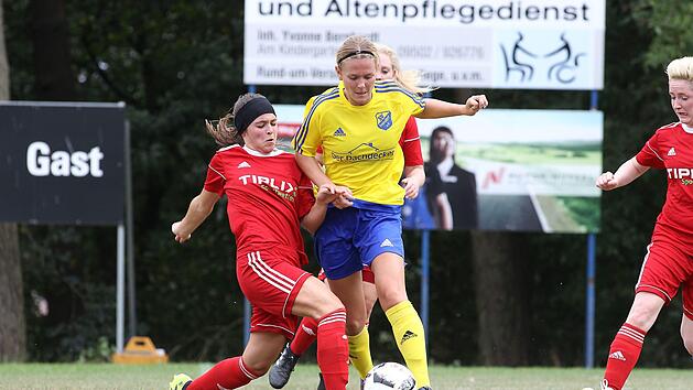 Amelie Striegel aus Ebermannstadt (re.) wechselte im Sommer von der SpVgg Greuther F&uuml;rth II zum SV Frensdorf. Davor kickte sie f&uuml;r ihren Heimatverein TSV. Foto: sportpress