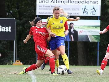 Amelie Striegel aus Ebermannstadt (re.) wechselte im Sommer von der SpVgg Greuther Fürth II zum SV Frensdorf. Davor kickte sie für ihren Heimatverein TSV. Foto: sportpress