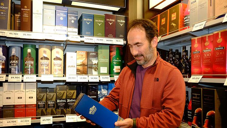 Zahlreiche Whisky-Kenner kaufen im Duty-free-Shop am Albrecht-Dürer-Airport ein. Foto: Nikolas Pelke