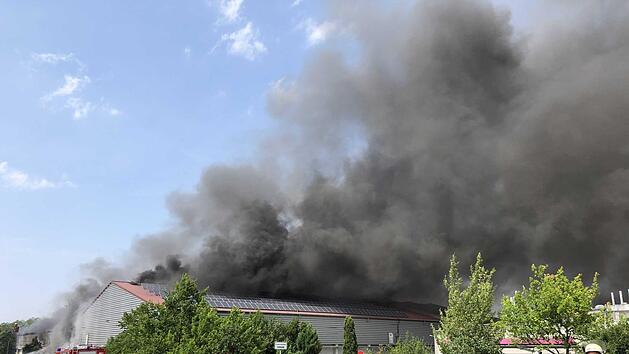 Die dichten Rauchwolken sind bereits von weitem zu sehen. Foto: Merzbach/News5