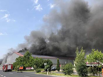 Die dichten Rauchwolken sind bereits von weitem zu sehen. Foto: Merzbach/News5