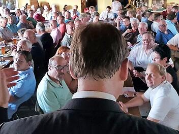 Hermann Ulm bei seiner Rede vor den 120 CSU-Kreismitgliedern im Sportheim Buckenhofen.  Fotos: Ekkehard Roepert