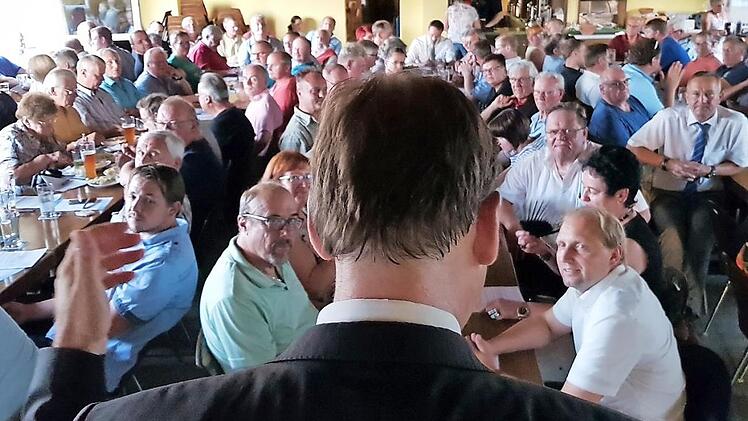 Hermann Ulm bei seiner Rede vor den 120 CSU-Kreismitgliedern im Sportheim Buckenhofen.  Fotos: Ekkehard Roepert