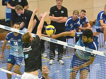 Auch der Eltmanner Mittelblocker Roosewelt Filho (auf unserem Bild rechts) darf erst am Freitag, 18. Oktober, ab 19.30 Uhr gegen die Frankfurter schmettern.Werner Haala