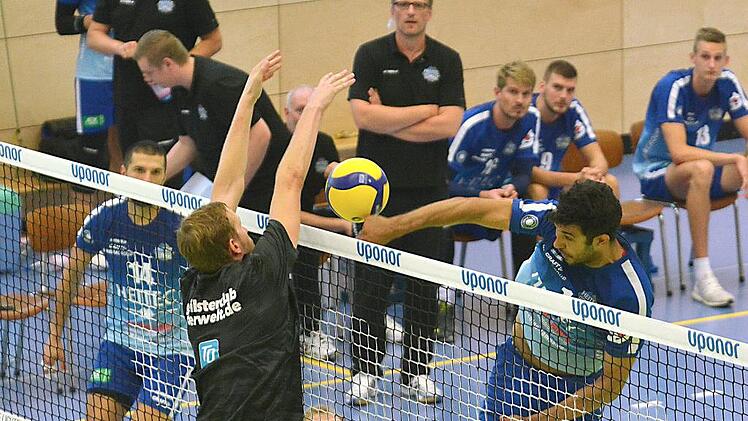 Auch der Eltmanner Mittelblocker Roosewelt Filho (auf unserem Bild rechts) darf erst am Freitag, 18. Oktober, ab 19.30 Uhr gegen die Frankfurter schmettern.Werner Haala