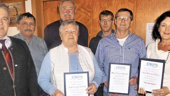Ehrungen bei der Welitscher CSU; im Bild (mit Urkunden, von links) Angela Konrad, Thomas Konrad und Bettina M&uuml;ller sowie (von links) Joachim Ranzenberger, Siegfried Jungkunz, Vorsitzender Reinhard Horn und Johannes Nickel Foto: Wolfgang Leicht