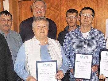 Ehrungen bei der Welitscher CSU; im Bild (mit Urkunden, von links) Angela Konrad, Thomas Konrad und Bettina Müller sowie (von links) Joachim Ranzenberger, Siegfried Jungkunz, Vorsitzender Reinhard Horn und Johannes Nickel Foto: Wolfgang Leicht