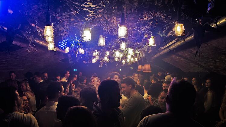 Erlangen: Nachtclubs wie Zirkel sind ab dem 1. Oktober 2021 wieder geöffnet.