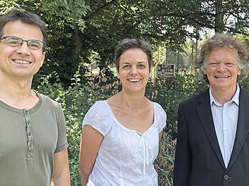 Eduard Resatsch (links), seine Ehefrau Nadine und Martin Neubauer laden zum Benefizkonzert für die Ukraine ein.