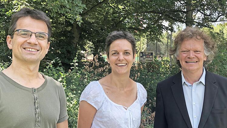 Eduard Resatsch (links), seine Ehefrau Nadine und Martin Neubauer laden zum Benefizkonzert für die Ukraine ein.