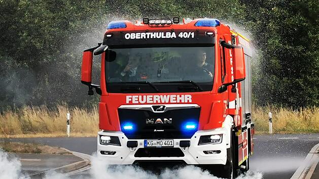 Mit Rauch und viel Wasser kam das neue Fahrzeug der Wehr an.