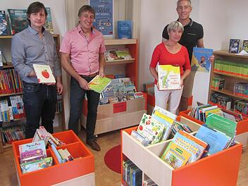 Über neue und funktionale Bücherkisten und -tröge in der katholischen öffentlichen Bücherei Ramsthal freuen sich (von links) Allianz-Manager Holger Becker, Bürgermeister Rainer Morper, Büchereileiterin Christine Neder und Pastoralreferent Dirk Rud...