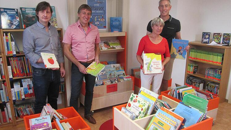 Über neue und funktionale Bücherkisten und -tröge in der katholischen öffentlichen Bücherei Ramsthal freuen sich (von links) Allianz-Manager Holger Becker, Bürgermeister Rainer Morper, Büchereileiterin Christine Neder und Pastoralreferent Dirk Rud...