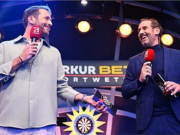 Eingespieltes Team: Christian D&uuml;ren (links) und Elmar Paulke f&uuml;hren durch "Die Promi-Darts-WM" bei ProSieben.