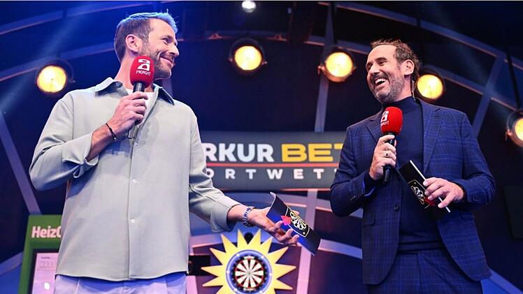 Eingespieltes Team: Christian D&uuml;ren (links) und Elmar Paulke f&uuml;hren durch "Die Promi-Darts-WM" bei ProSieben.