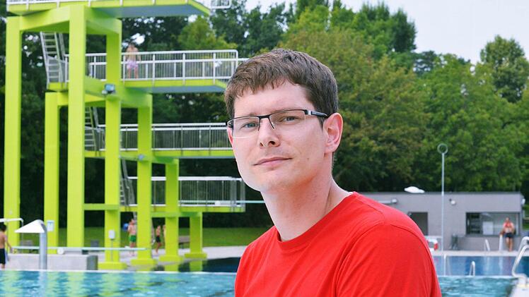 Nur für die Kamera lässt Bademeister Thomas Huber den Sprungturm kurz aus den Augen.
