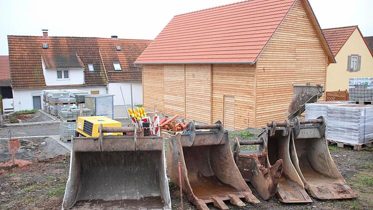 Arbeit gibt es noch rund um die Gemeinschaftshalle.