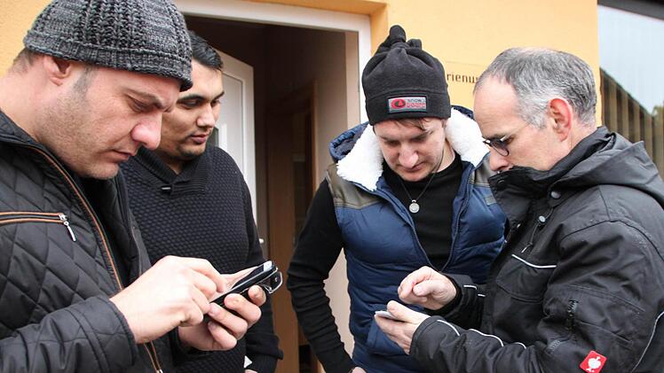 Übersetzung per Handy: Horst Conze im Gespräch mit Flüchtlingen. Foto: Ulrike Müller
