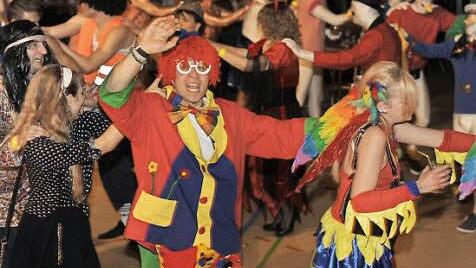 Die närrische Polonaise war ein Höhepunkte beim "Großen EBSer Faschingsball" in der Stadthalle.  Foto: fra-press