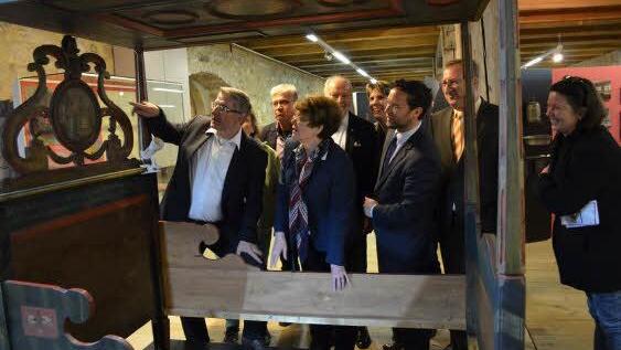 Das verzierte und bemalte Himmelbett stammt aus der Sammlung von Gustav Fischer und aus dem Depot des Gerätemuseums. Foto: Gabi Bertram