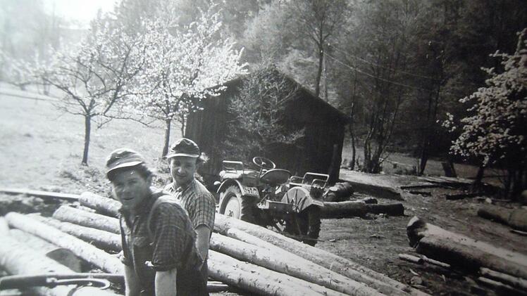 Walter Römmelt mit seinem Schwager Hans Zeier bei der Arbeit im Sägewerk der "Unteren Mühle" in den 1950er Jahren.  Foto: Private Aufnahme Dr. Robert Römmelt