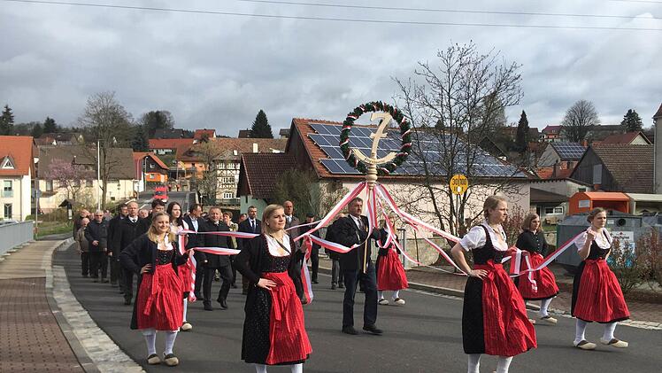 Nach der Kirche und vor der Versammlung der Feldgeschworenen führt der Festzug durch das alte Dorf Wildflecken. Foto: Regina Rinke