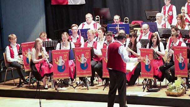 Mit imposanter Besatzung begeisterte der Musikverein Weißenbrunn beim Frühjahrskonzert unter der Leitung von Marco Plitzner Blasmusikfreunde aus der gesamten Region in der Leßbachtalhalle. Foto: Karl-Heinz Hofmann