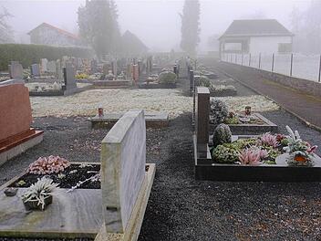 Die Friedhofs-Gebühren (im Bild Schwärzelbach) sollen neu kalkuliert werden. Die Nutzung der Leichenhäuser und die Grabplätze standen im Fokus des Gemeinderates Wartmannsroth. Foto: Gerd Schaar