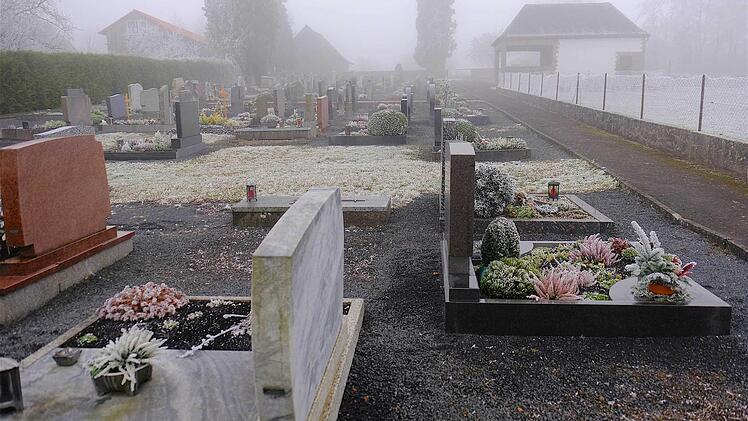 Die Friedhofs-Gebühren (im Bild Schwärzelbach) sollen neu kalkuliert werden. Die Nutzung der Leichenhäuser und die Grabplätze standen im Fokus des Gemeinderates Wartmannsroth. Foto: Gerd Schaar