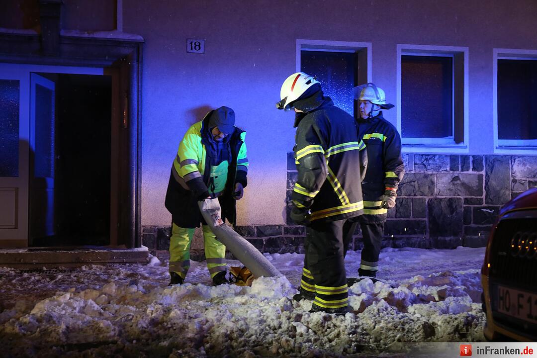 Winterliche Straßenverhältnisse sorgen für geborstene Fensterscheiben - Brummifahrer rutscht in Laterne - Straßenbeleuchtung kracht in Mehrfamilienhaus