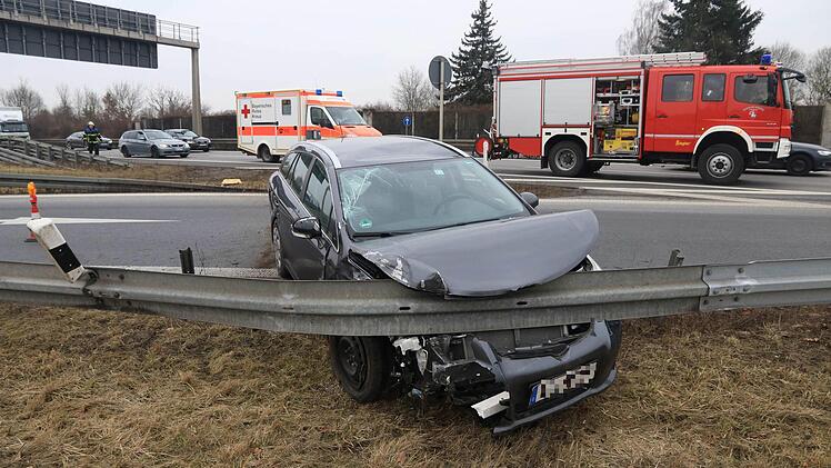 Auf der A73 bei Bamberg krachte ein Auto am Donnerstagmittag in einen Warnanhänger.  Foto: News5/Merzbach