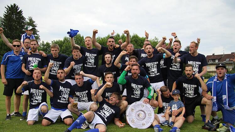 Ab in die Kreisliga: Die SpVgg Heroldsbach hat sich im spannenden Saisonfinale der Kreisklasse 2 durch den 3:2-Sieg in Kleinsendelbach den Titel gesichert. Fotos: Uwe Kellner
