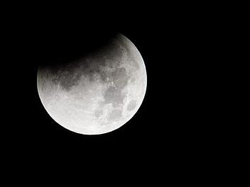 Am Montag kann eine Mondfinsternis &uuml;ber Deutschland bestaunt werden. In Franken ist das Spektakel jedoch wenige Minuten sp&auml;ter als in Berlin zu sehen. Foto: Matthias Balk / dpa