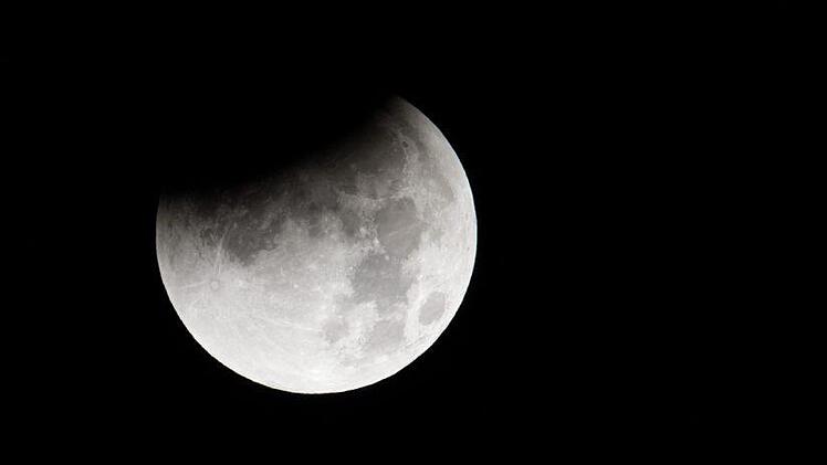 Am Montag kann eine Mondfinsternis über Deutschland bestaunt werden. In Franken ist das Spektakel jedoch wenige Minuten später als in Berlin zu sehen. Foto: Matthias Balk / dpa