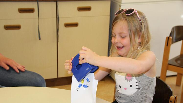 Martha (6) vom Kindergarten Regenbogenland in Bad Br&uuml;ckenau hat Nerven-Kekse gebacken. Foto: Johannes Schlereth
