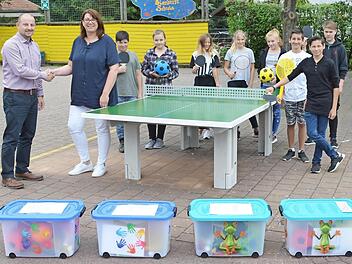 Schüler der 7. Klasse präsentieren den Inhalt der neuen Pausenkisten (vorn). Foto: Thomas Micheel