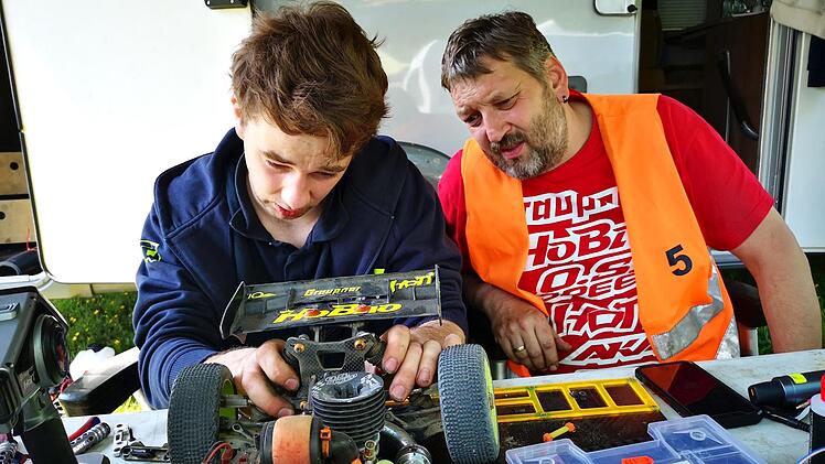 Jonas und sein Vater Ralf Bauer schraubten bis zuletzt an ihrem Flitzer.