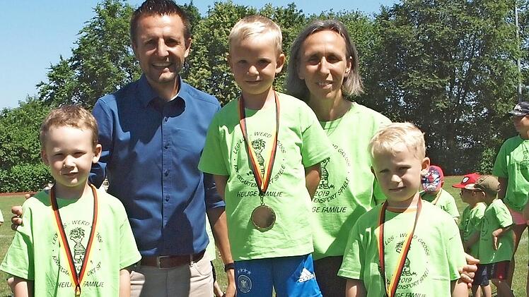 Bürgermeister Andreas Hügerich und Kindergartenleiterin Erika Felix überreichten die Medaillen.