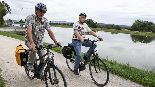 Zwei radfahrende Pendler auf dem Kanalweg bei Hausen Foto: Barbara Herbst
