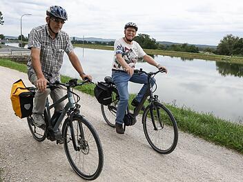 Zwei radfahrende Pendler auf dem Kanalweg bei Hausen Foto: Barbara Herbst