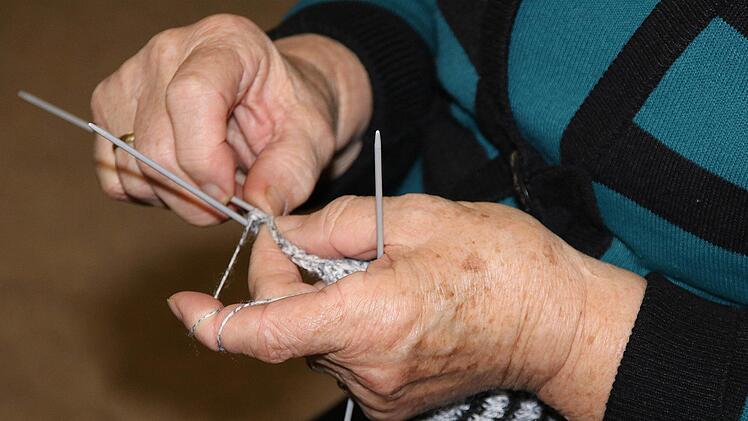 Ob Socken, Schals oder Spielzeugtiere, alles was  gestrickt und gehäkelt werden kann, entsteht beim Treffpunkt der Strick-  und Häkelgruppe in Poppenlauer. Foto: Dieter Britz