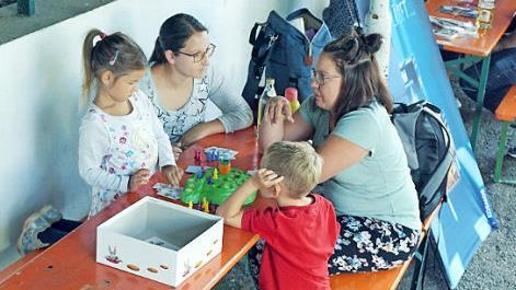 Mia und ihre Mama Yvonne sowie Annika mit ihrem Sohn Ben genossen den unterhaltsamen Nachmittag. Fotos: Richard Sänger
