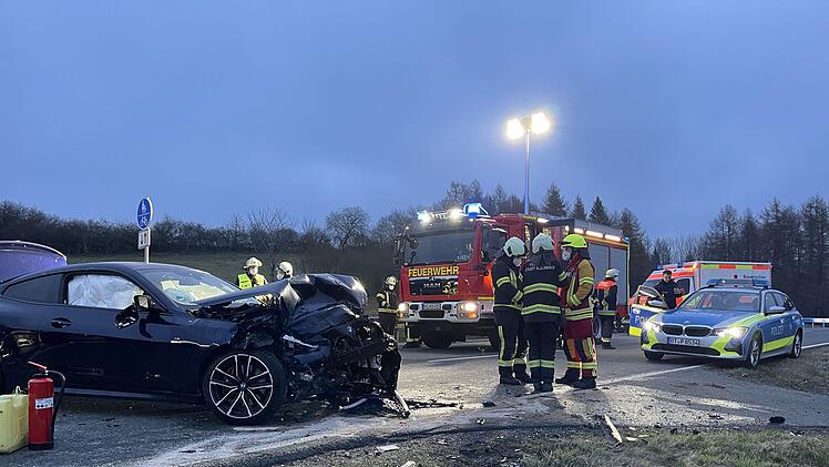Frontalzusammensto&szlig; auf der B85: Drei Schwerverletzte, darunter ein 4-j&auml;hriges Kind