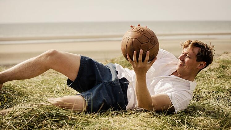 Fr&uuml;h stand fest, dass David Kross im Kinofilm die Rolle von Trautmann &uuml;bernehmen w&uuml;rde. Regisseur Marcus H. Rosenm&uuml;ller: "Ich hatte im Vorfeld doch wirklich vergessen, mich zu erkundigen, ob David auch Fu&szlig;ball spielen kann. Und wie gro&szlig; war der Stein, der mir vom Herzen gefallen ist, als ich gemerkt habe, dass er Talent hat. Denn die ganzen Szenen mit einem Double zu drehen, w&auml;re fatal gewesen."